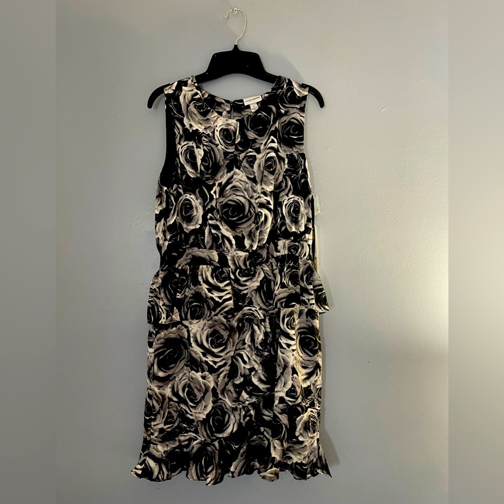 Sleeveless ruffles dress great for special occasions.